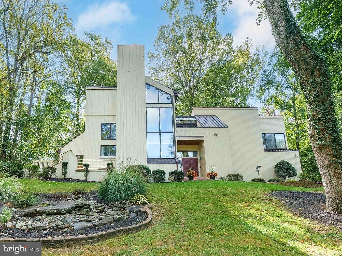 Discover a 1985 Sanctuary in Wilmington, Delaware with Soaring Ceilings, Walls of Windows, and a Peaceful 2-Acre Retreat