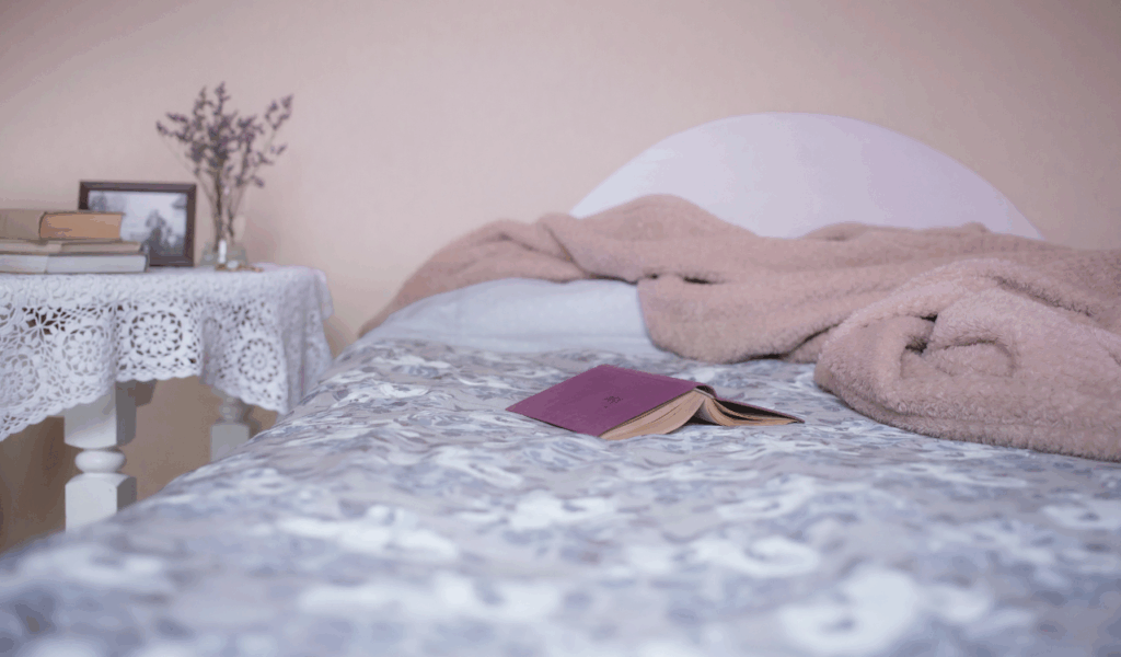 8 “Cozy” Throw Blankets That Actually Trap Dust and Pet Hair