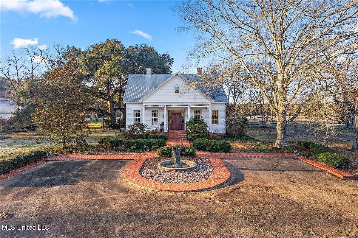 1900 Masterpiece in Brandon, Mississippi, Featuring Hardwood Floors, Four Luxurious En-suites, and a Charming Barn on 67 Acres