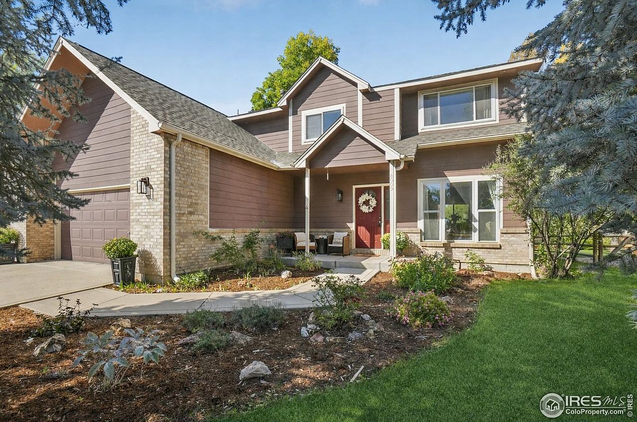 Stunning 1991 Home in Niwot, Colorado, Featuring a Spacious Deck Overlooking Open Space and Just Steps from Local Shops