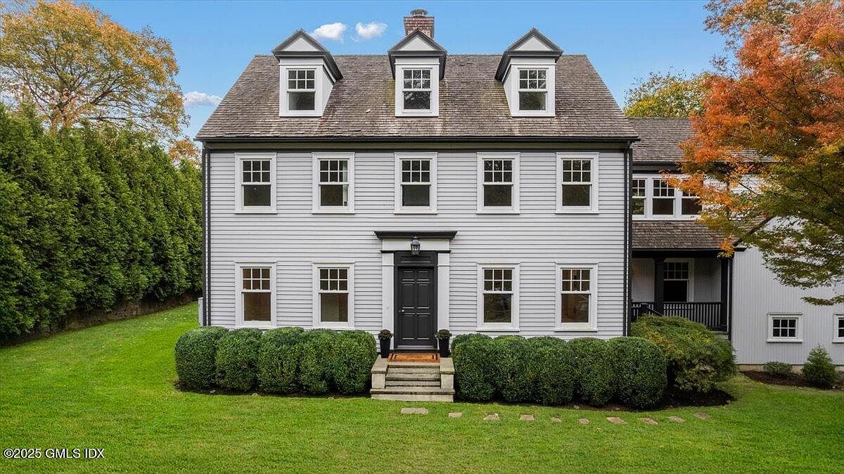One-of-a-kind $3M Old Greenwich residence in Connecticut, Boasting Seamless Indoor-Outdoor Living on a Expansive 1-Acre Lot