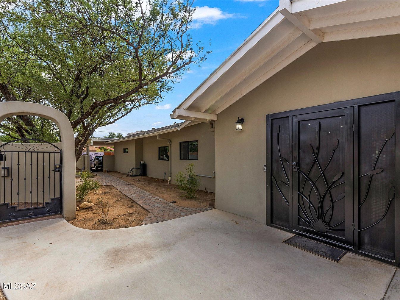 Stunning $1M Oasis in Tucson, Arizona with an Entertainer’s Dream Kitchen, and a Full-Length Covered Porch Overlooking Poolside