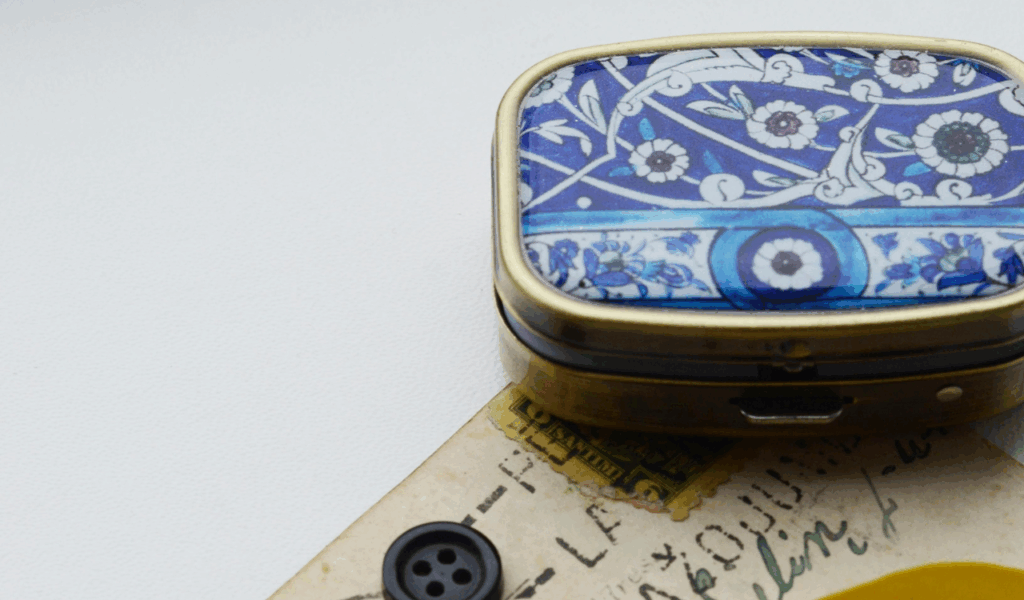 Deep-Dish Tole Tins with Lids