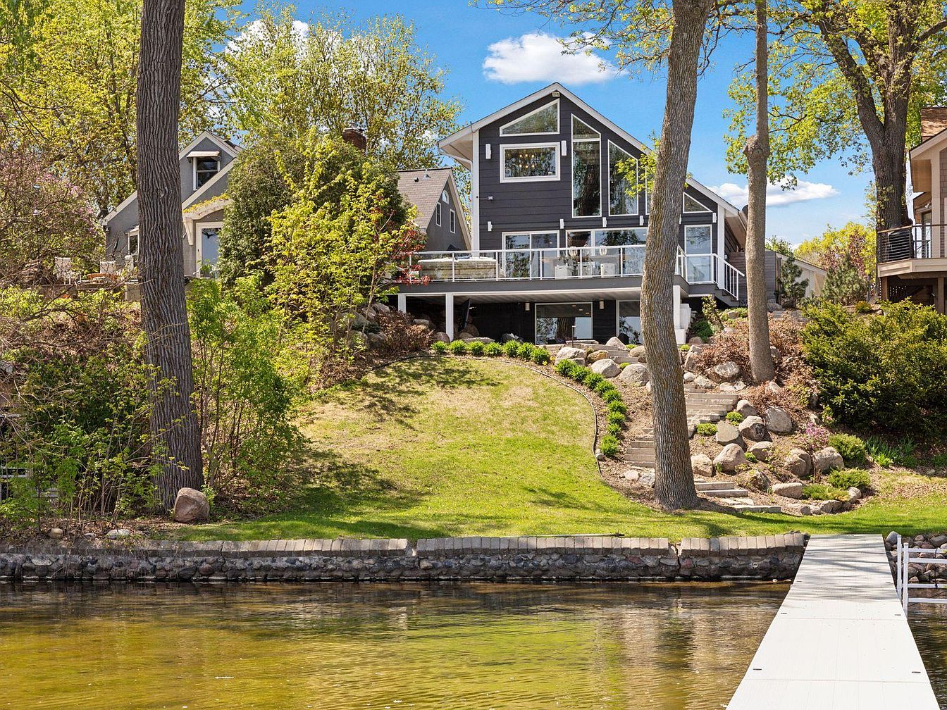 Elevated 1925 Lakefront Home in Medicine Lake, Minnesota, Featuring a Chef’s Kitchen and a Dual-Purpose Paladium Plunge Pool