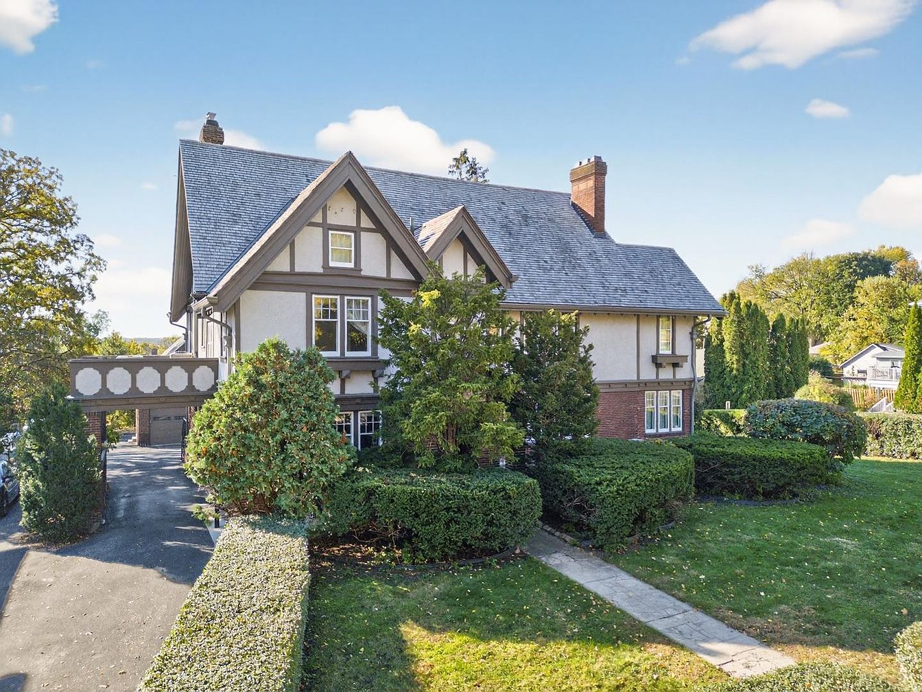 Beautiful 1914 Historic Jewel in Rochester, Minnesota, 7 Bedrooms, 4 Fireplaces, and Luxurious Details Near Mayo Clinic