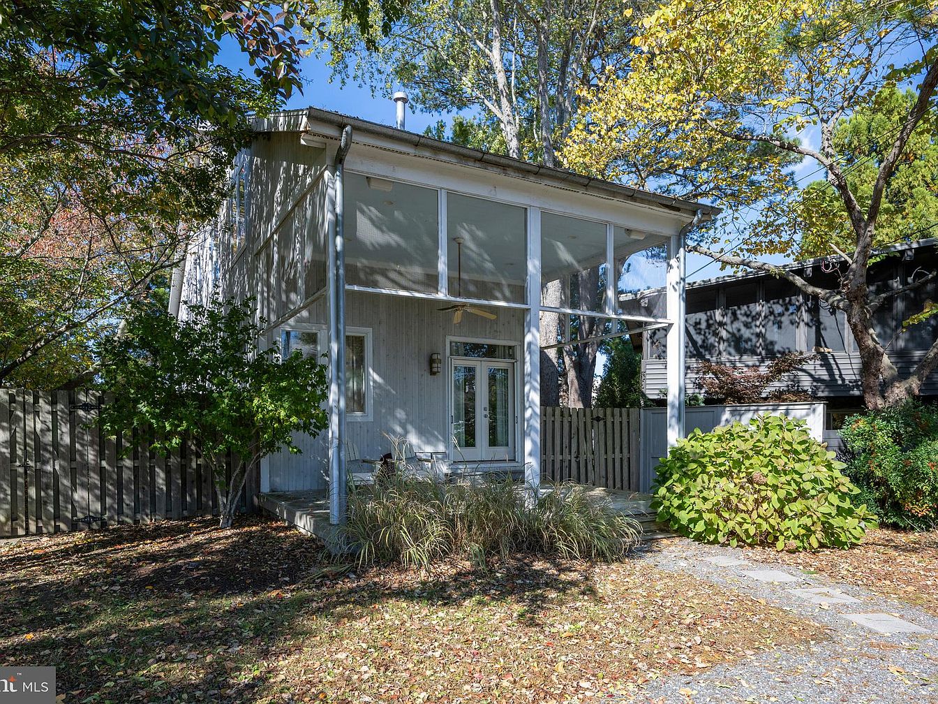 Coastal Living in This $1.2M Retreat in Rehoboth Beach, Delaware, Featuring Expansive Porches and Sun-Drenched Interiors