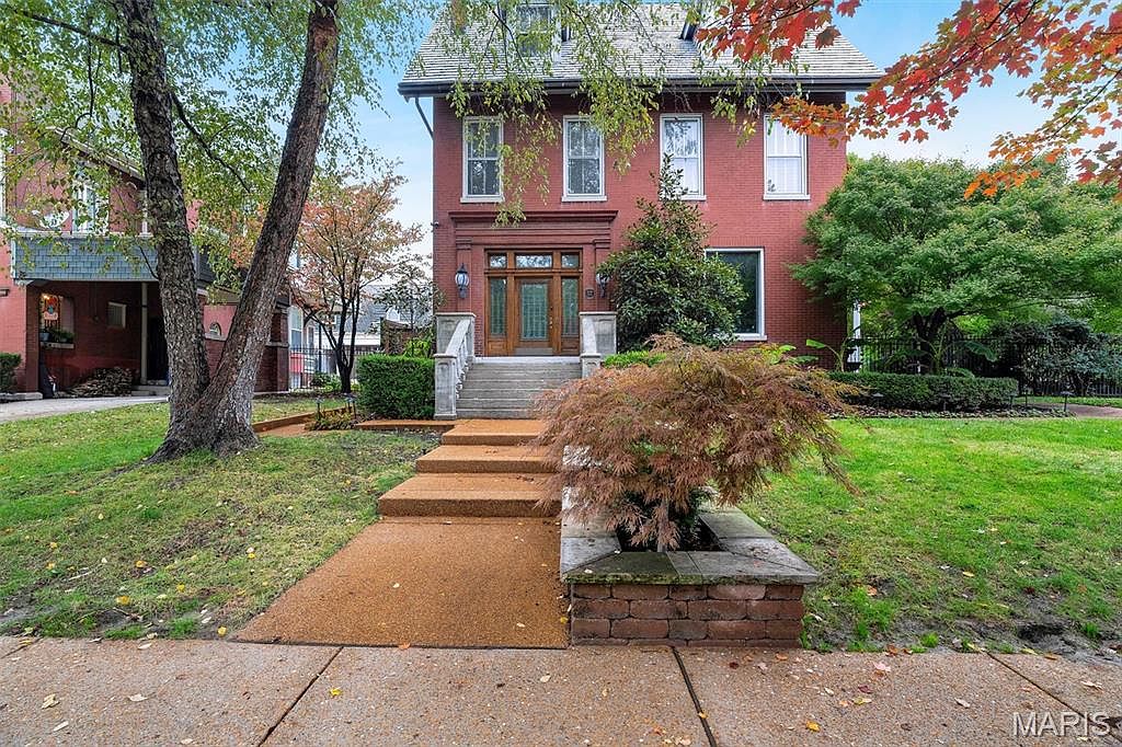Stunning 1908 Tudor Estate in Saint Louis, Missouri, Featuring an Oak Staircase, Marble Fireplaces, and a Heated Saltwater Pool