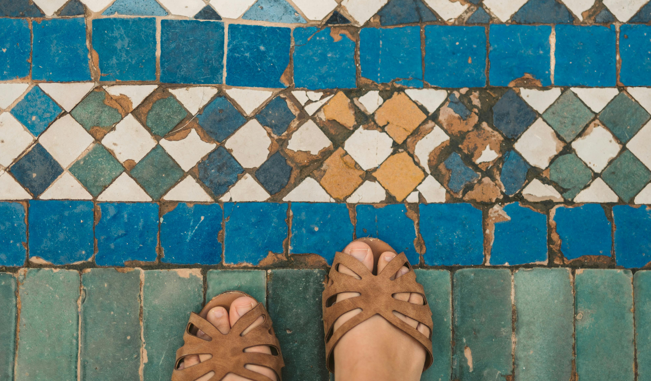 10 “Hand-Painted” Tiles That Fade and Crack in Humid Bathrooms