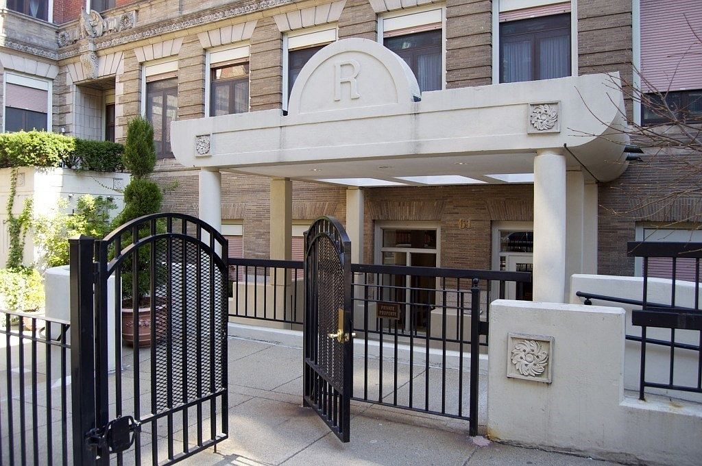 A Rare 1900 Urban Sanctuary in Boston, Massachusetts with High Ceilings, Modern Finishes, and a Private Wrap-around Patio