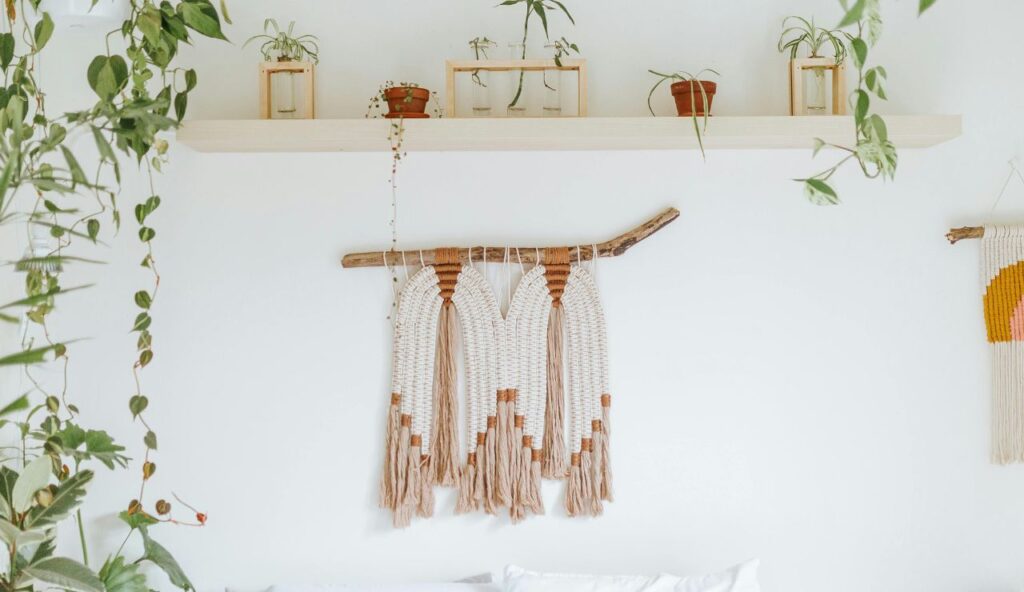 Long-Span Floating Shelves Without Center Support