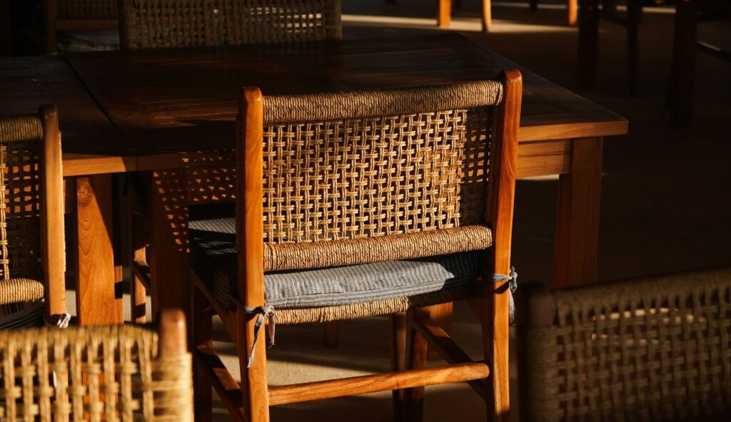 The “Modern Rattan Lounger” with Hairpin Legs