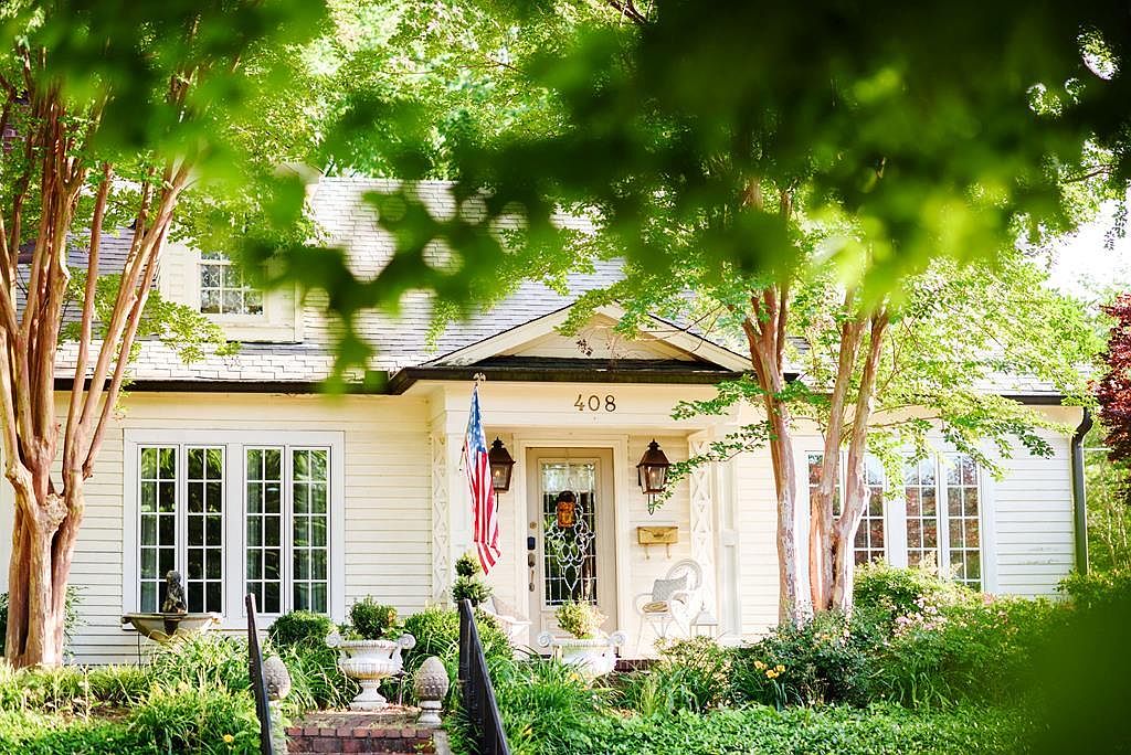 Charming 1920 Historic Home in Oxford, Mississippi, Featuring Beautiful Landscaping, Hardwood Floors, and a Spacious Patio