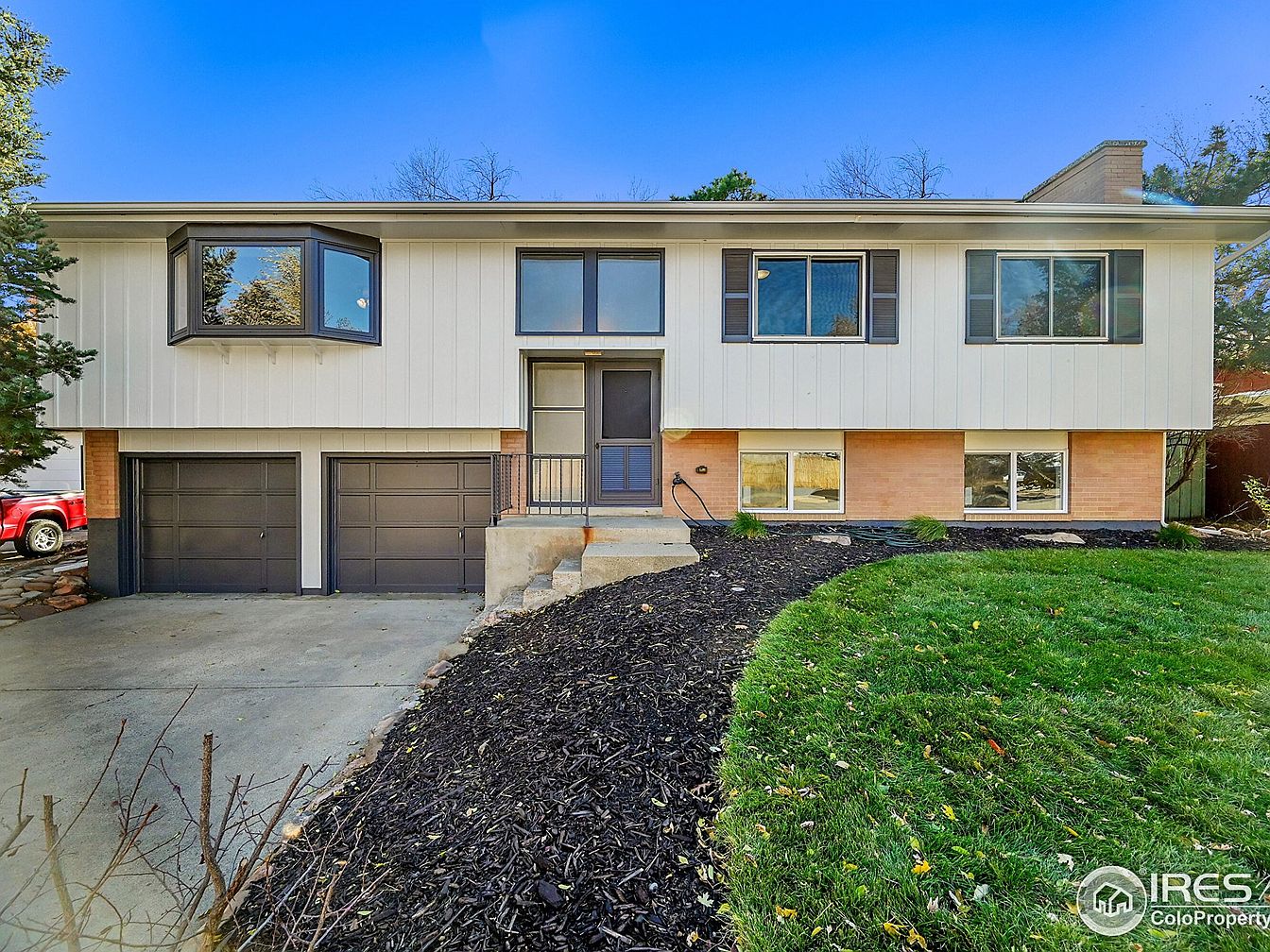 Beautiful 1964 Home in Boulder, Colorado, Featuring an Open Floor Plan, Scenic Bay Window, and Backyard with Mountain Views