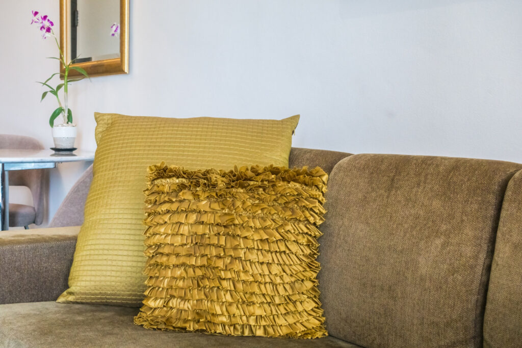 Decorators Say Avoid Fringe That Frays After Minimal Use