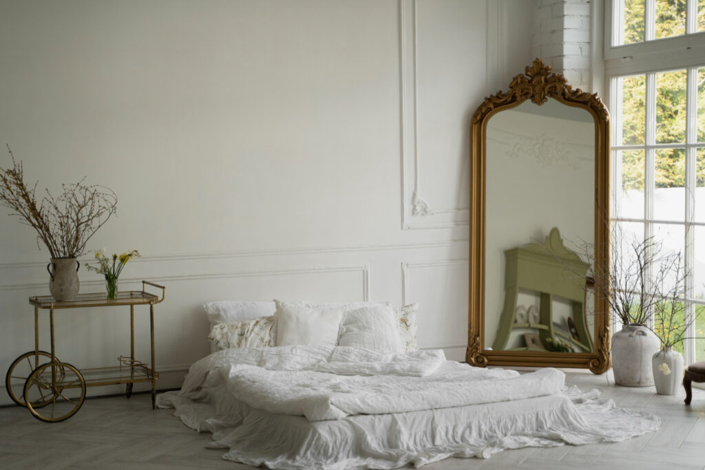Mirrors in Small Rooms That Exaggerate Features