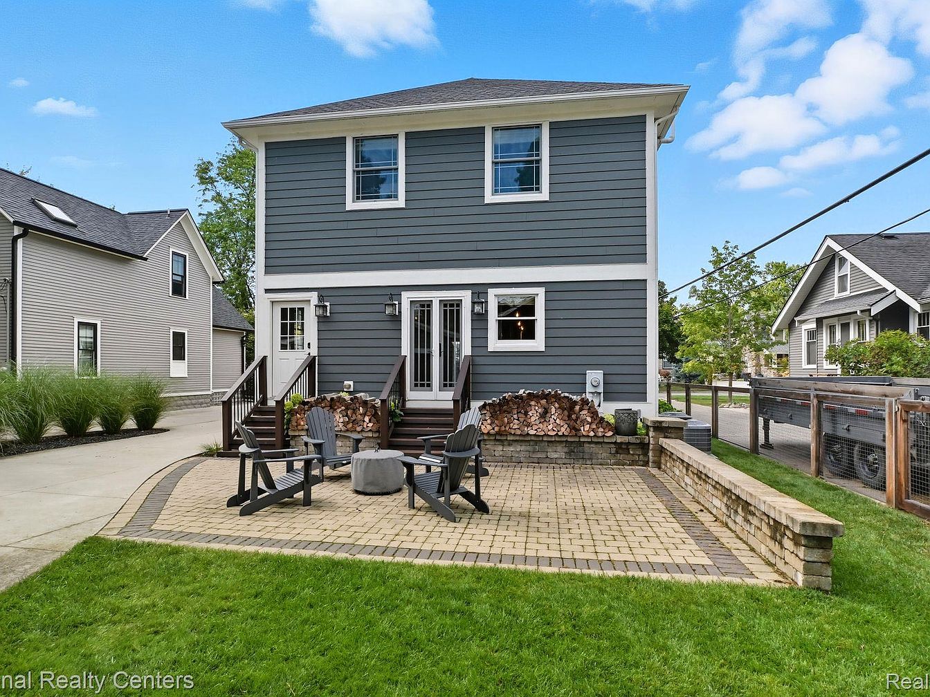1929 Craftsman Home in Plymouth, Michigan, Featuring 9-Foot Ceilings, a Chef’s Dream Kitchen, and Luxurious Outdoor Living Spaces