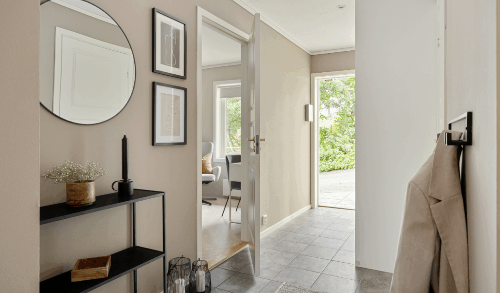9 “Console” Mirrors That Make Hallways Feel Claustrophobic