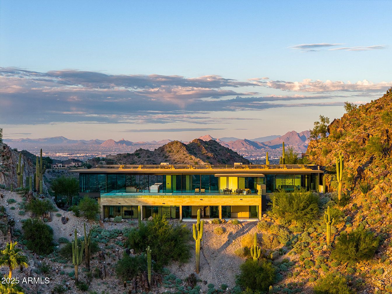 $18M Elegant Masterpiece in Paradise Valley, Arizona, Featuring a Rooftop Pool, Panoramic Mountain Views, and Seamless Indoor/Outdoor