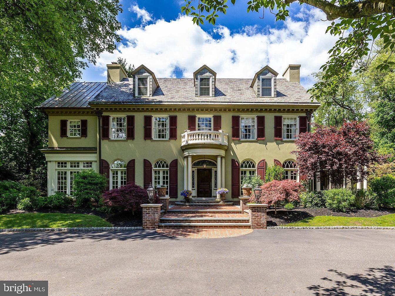 1924 Federal-Style Estate in Moorestown, New Jersey, Complete with a Sparkling Pool, Luxurious Library, and Entertaining Spaces