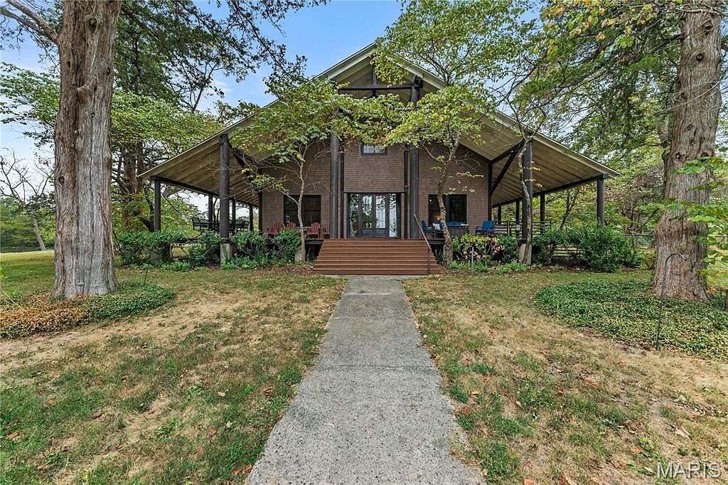 A 1907 Elegant Elk Head Lodge in Bland, Missouri, with 10-Foot Ceilings, Two Private Lakes, and Expansive Wraparound Porches