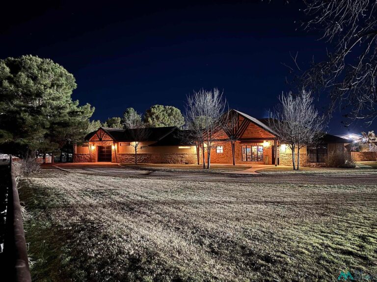 1960 Ranch-Style Home in Hobbs, New Mexico, Featuring a Lavish Pool with Slide, Hot Tub, and Expansive Shop Quarters on 145.41 Acres