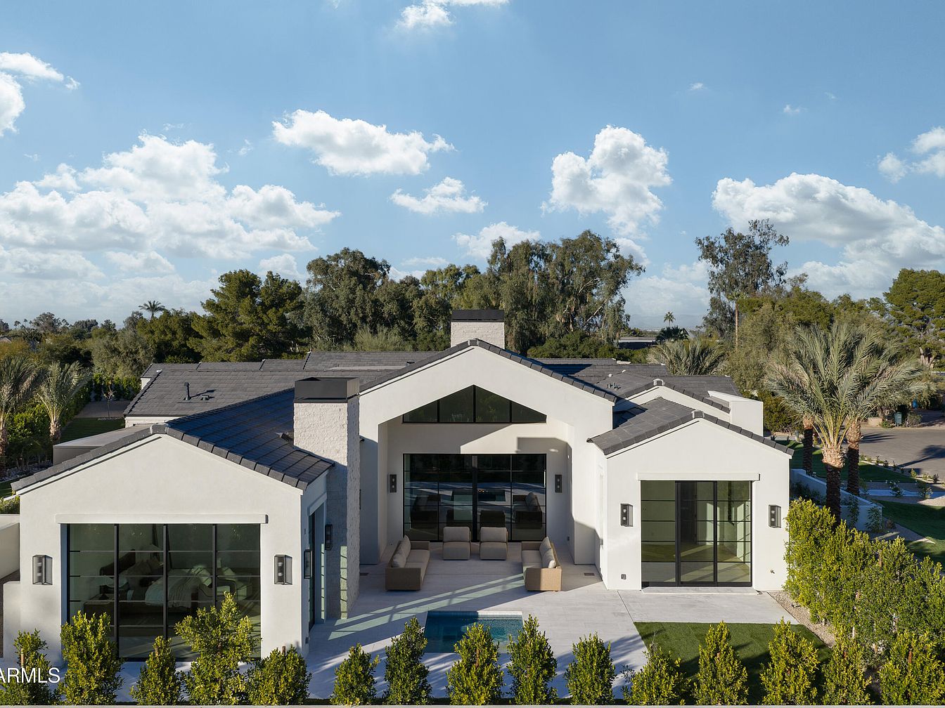 $12M Custom Residence in Paradise Valley, Arizona, Featuring Mountain Views, a Chef’s Kitchen, and a Resort-Style Pool with Spa